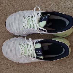 Size 8 On Cloud womens shoes